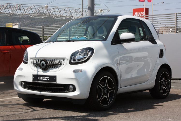 This is the new Smart Fortwo 453 tuned with Carbon kits by Smart Power Design. The Front Grille, the Low Grill Trim Strip Piece and the Side Air Scoop have been installed on it.